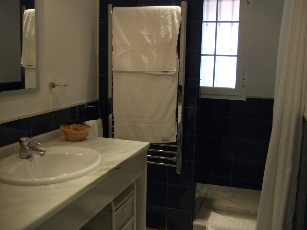 Bedroom 2 en suite bathroom