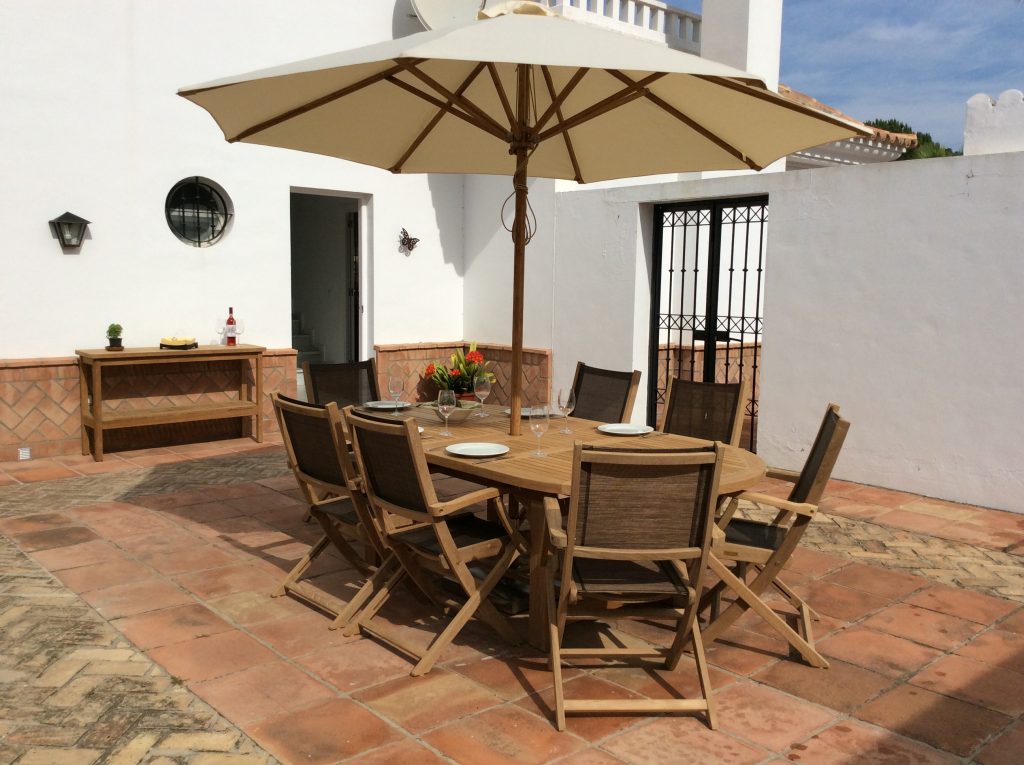 Courtyard with dining table for 8